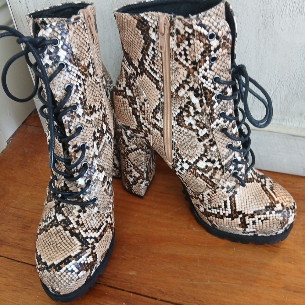 WILD DIVA WOMEN ANKLE BOOTS HIGH BLOCK HEEL LACE UP ZIPPER SNAKESKIN SIZE 8 New